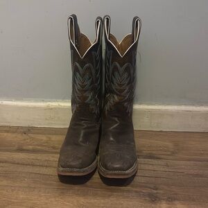 Selling cowgirl boots that doesn’t fit me anymore